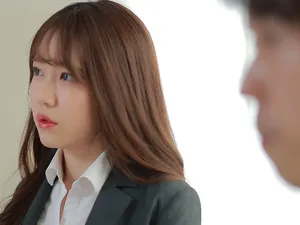 Hình ảnh nhà vệ sinh bị rò rỉ mới nhất vào tháng 6. Ông chủ lẻn vào nhà vệ sinh nữ của xưởng sản xuất bìa các tông. Một số bức ảnh cận cảnh được chọn lọc của một số người đẹp trẻ trong trang phục váy họa tiết da báo. Cô gái nín tiểu rất lâu như đài phun nước.