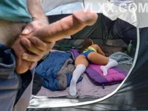Bố má đi vắng, anh trai ở nhà làm liều chịch nhỏ em kế cứ vô tư để lộ xì líp