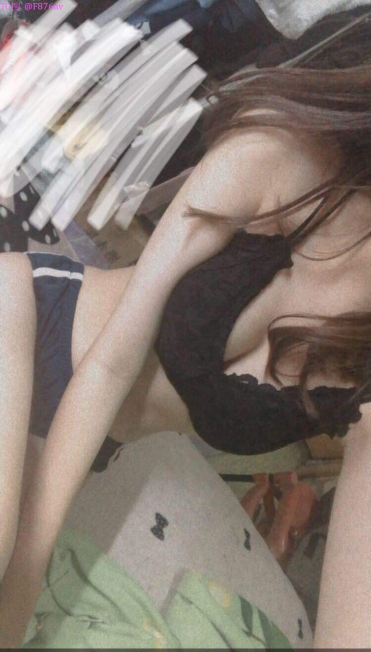 Em để yên thế này để anh đút cặc vào nhé