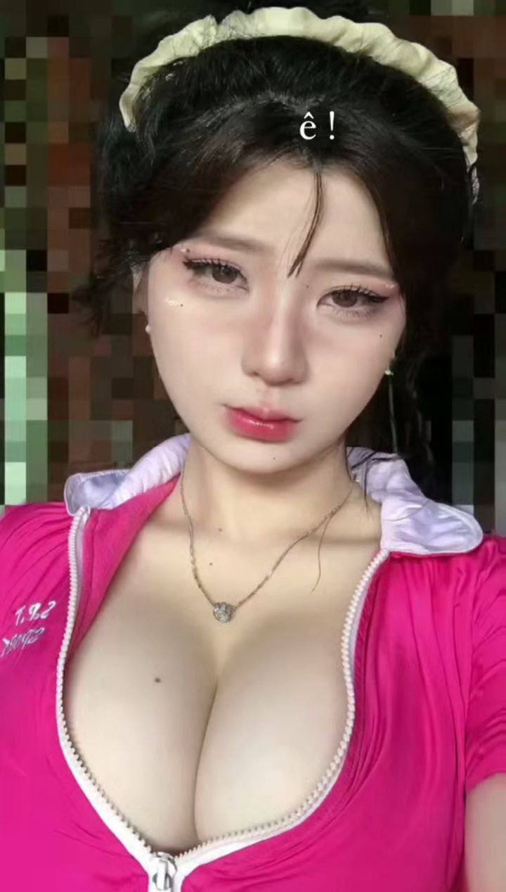 2021.9.12, [Ngựa nhỏ tìm hoa], một chiếc váy dài, một người phụ nữ xinh đẹp đến cùng bạn vào ban đêm, với vòng ba hoàn hảo, làn da trắng và ngoại hình xinh đẹp